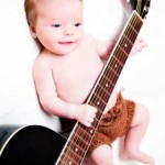 Baby-spielt-Gitarre-zu-jung