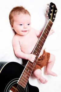 Baby-spielt-Gitarre-zu-jung