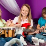 Kinder-singen-Kinderlieder-Gitarre