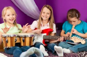 Kinder-singen-Kinderlieder-Gitarre