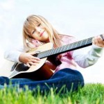 Teenager-Maedchen-spielt-Gitarre